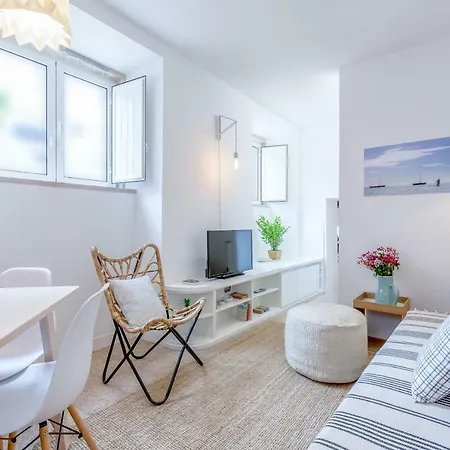 Renovated Typical Baixa Apartment, By Timecooler Apartment