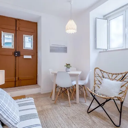 Renovated Typical Baixa Apartment, By Timecooler דירה